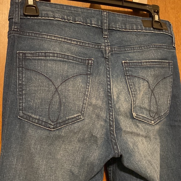 CALVIN KLEIN medium washed denim jeans. Classic back pocket stitching. Size US 4 - Picture 3 of 9